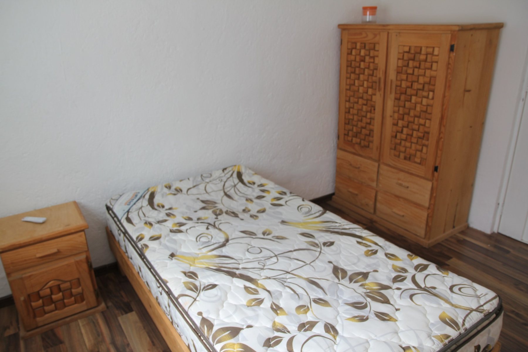 Habitación amueblada con baño privado