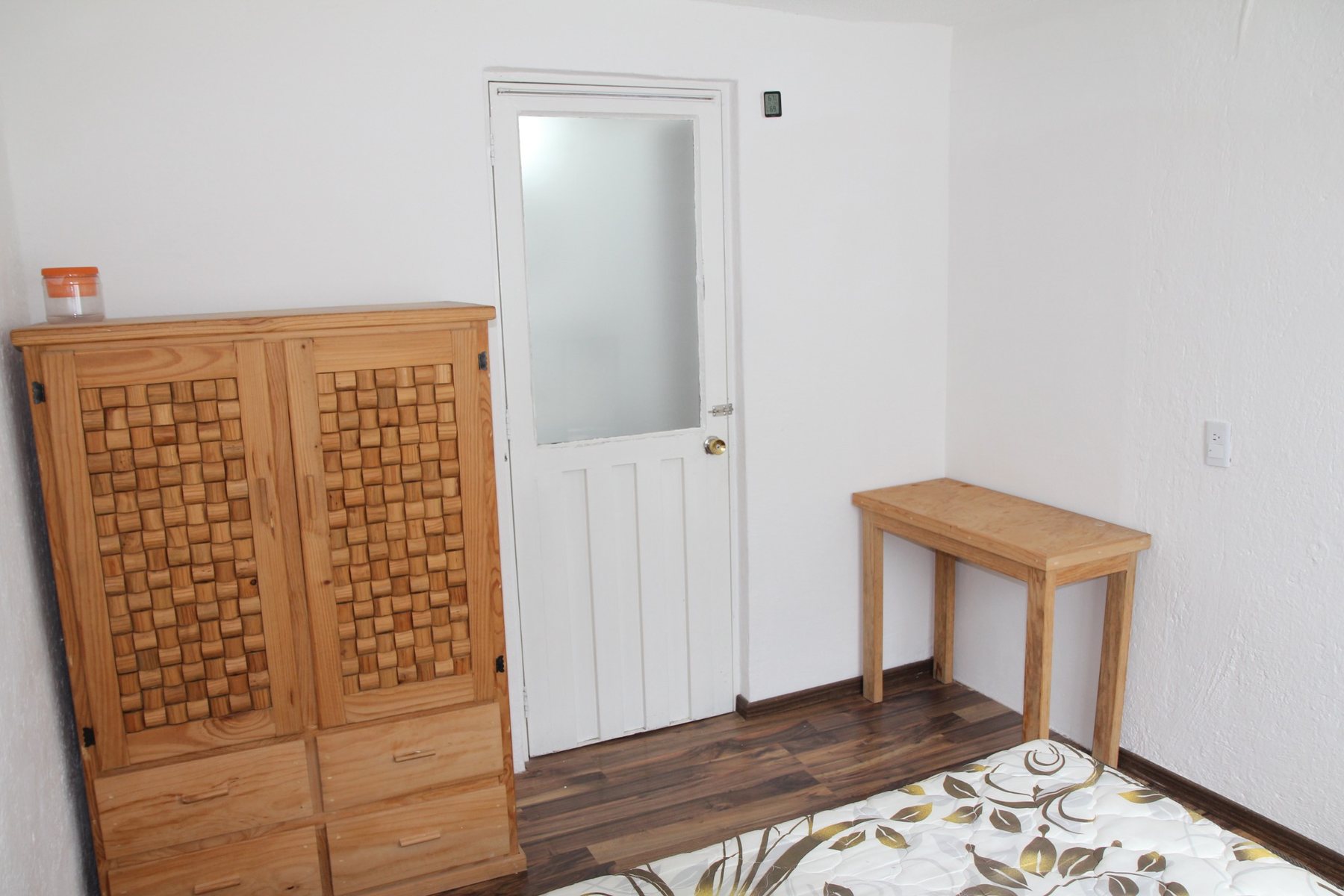 Ropero y área de trabajo de la habitación de planta alta