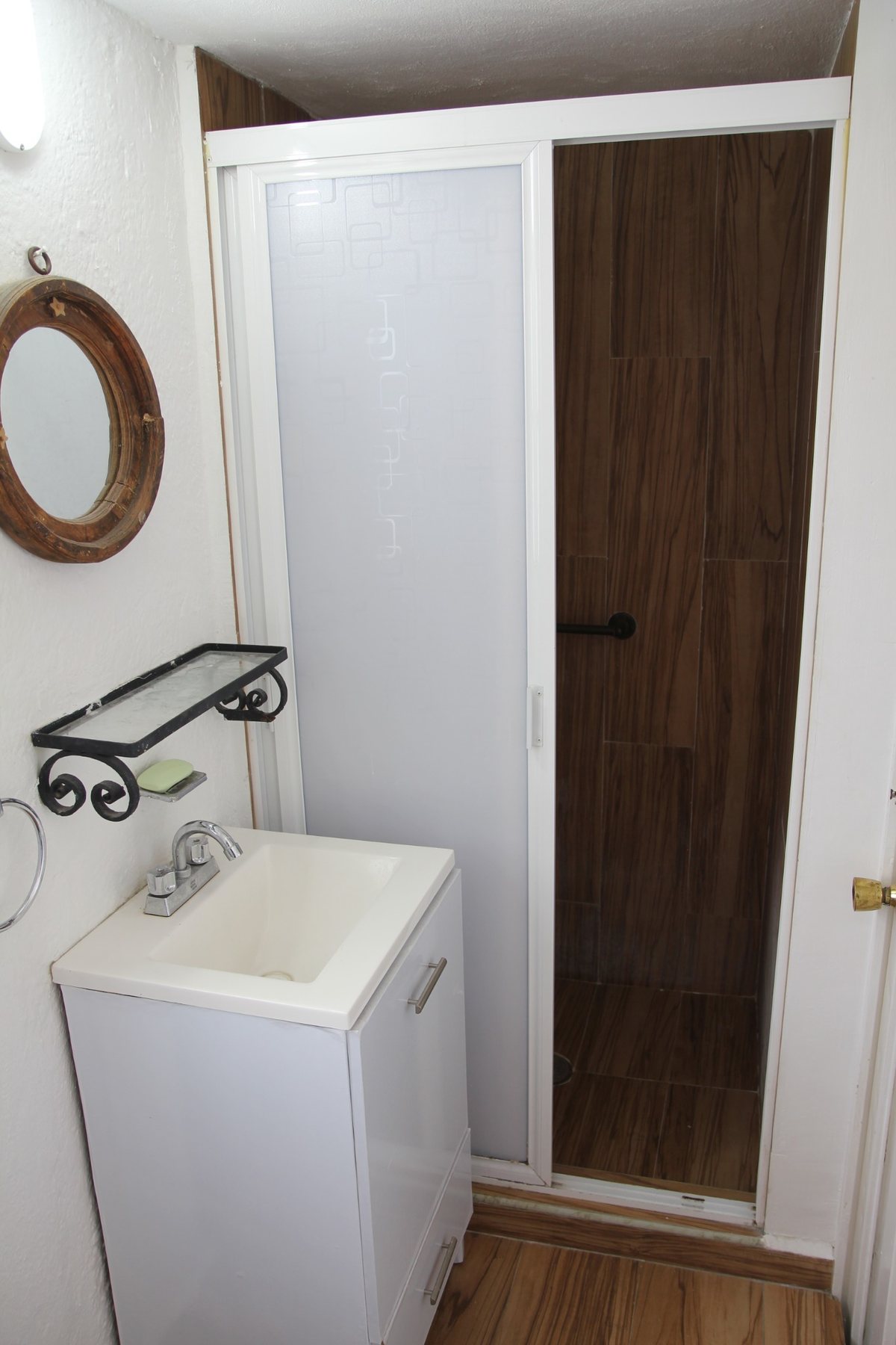 Lavabo y regadera del baño completo privado