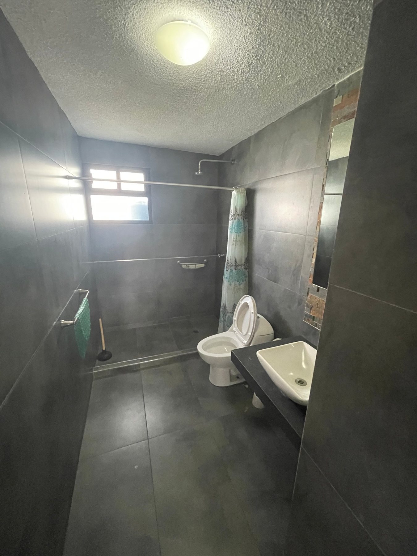 Baño completo compartido de planta baja