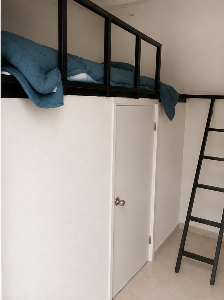 Cama elevada sobre el volumen del baño privado